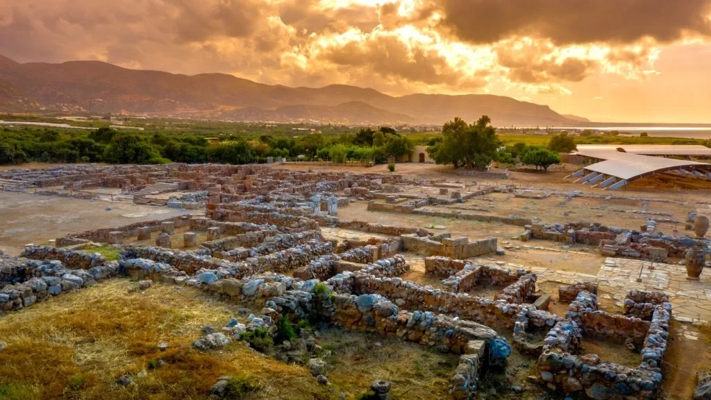 ruins-of-the-minoan-palace-Chrysolakos